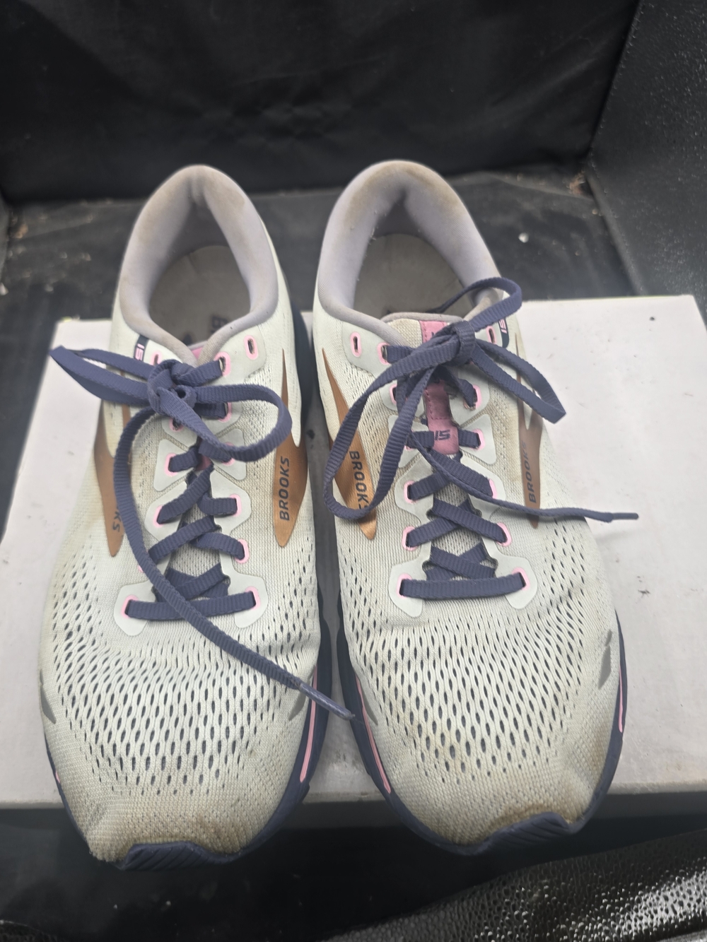 Brooks‎ Women's White & Navy Running Shoes